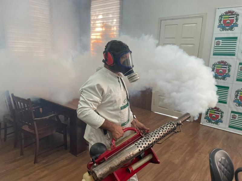 Equipes do Departamento de Controle de Endemias iniciaram bloqueio e fumacê nos imóveis próximos ao local onde foi registrado caso de dengue