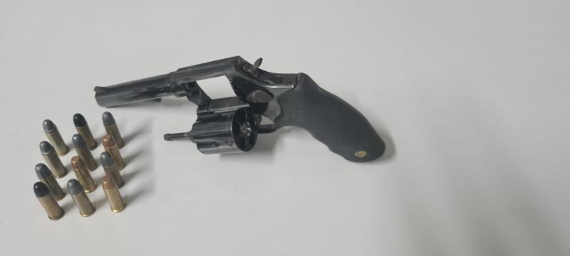 Arma e munições apreendida na ação dos policiais do Baep, neste sábado, no Humberto