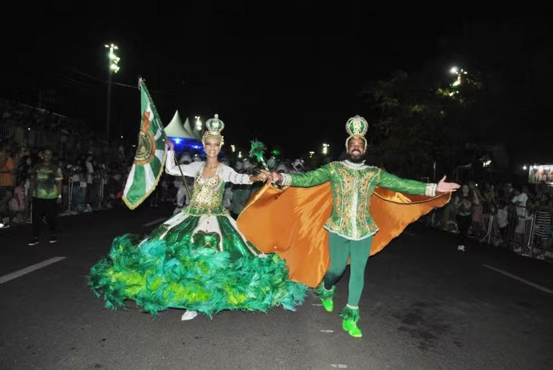 GRESSC Unidos da Ribeira viajou pela história da pedra preciosa, abordando o misticismo do verde esmeralda