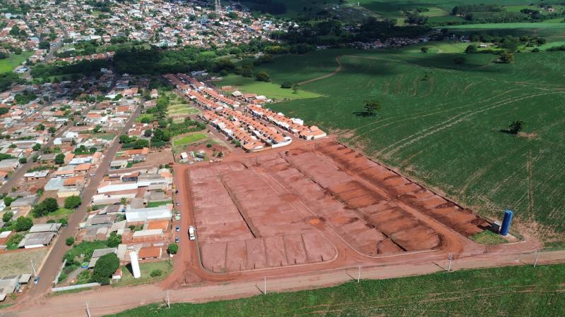 Serão casas geminadas de 48,99 m² com dois dormitórios, sala, cozinha, banheiro, área de serviço e a área útil