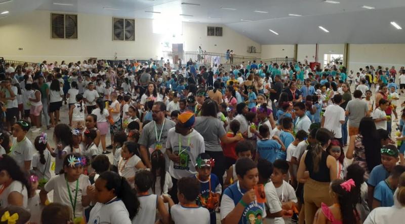 1º Brinca Folia de Pirapozinho reuniu centenas de alunos da rede municipal de educação e de entidades para curtir carnaval