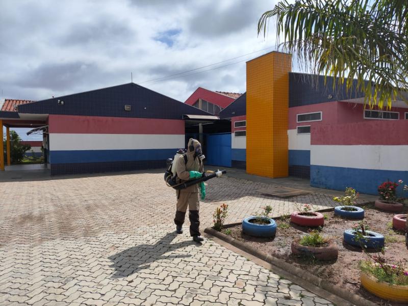 Trabalho de nebulização costal é realizado em escolas municipais neste sábado