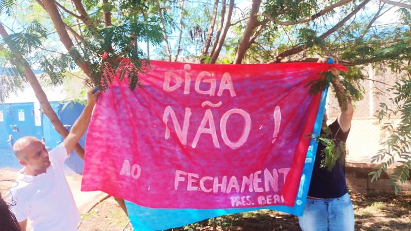 Funcionários se mobilizaram em frente a unidade, no sábado, empunhando faixas