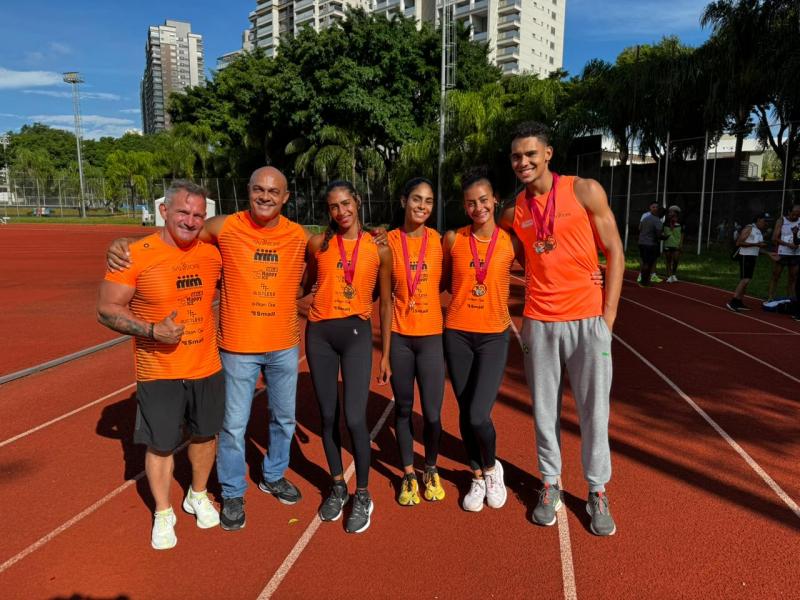 Inaldo e os atletas Sena com Jurandir Spinelli, que ajuda a equipe na coordenação