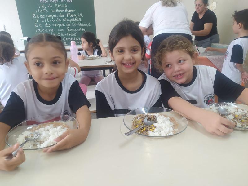 Hora do almoço! Pequenas demonstram alegria em primeiro dia de aula em período integral