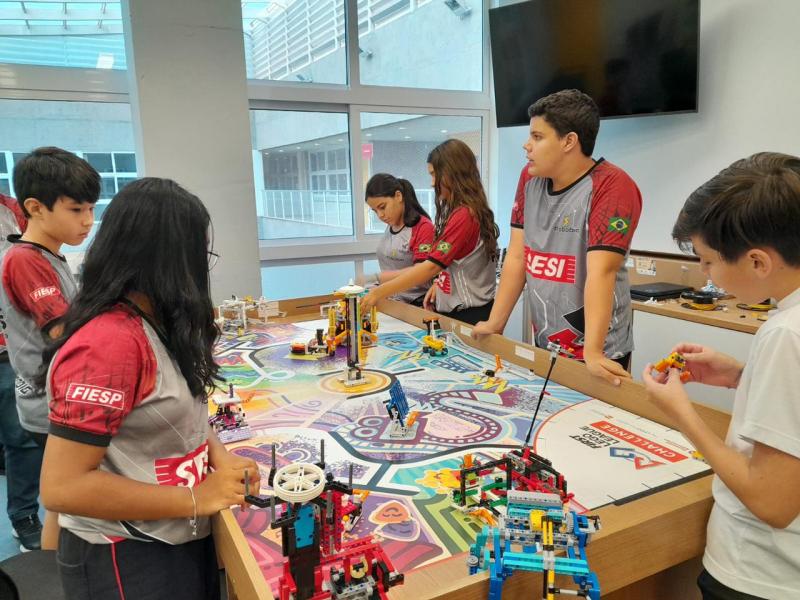 Como parte do torneio, alunos devem também construir e programar robôs com blocos de montar