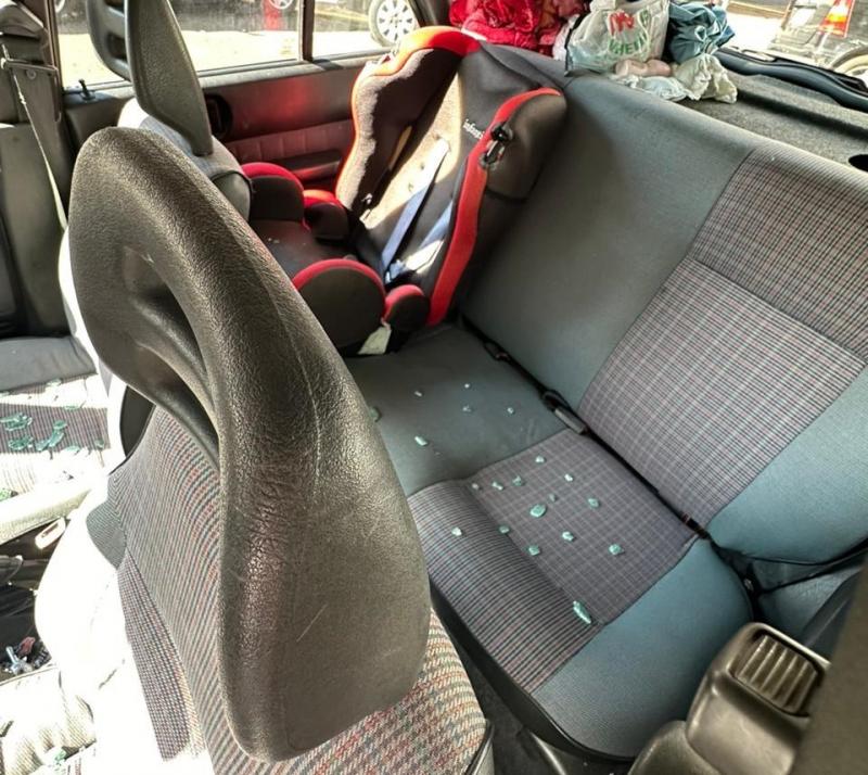 Homem esmurrou janela de veículo e estilhaços atingiram vítimas, que estavam dentro do carro