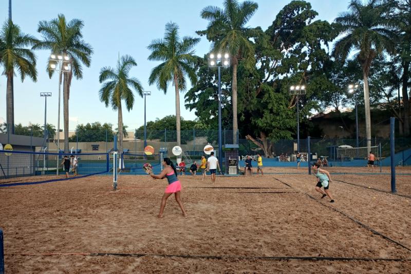 As cinco quadras de beach tennis estão sempre cheias no Bom Dia Tênis Clube