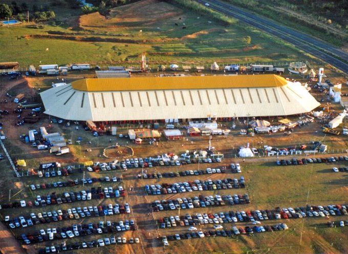 Fundada na década de 80, arena coberta “Ruy Moraes Terra” do Rancho Quarto de Milha recebeu grandes shows, rodeios e eventos de equestres