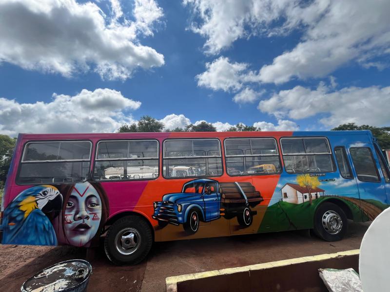 Ônibus, que carrega muitas experiências de pessoas, agora evidencia externamente a história da cidade 