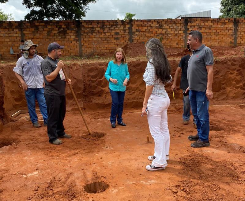 Prefeita Jandira Sampaio Cavichini Gutierrez (PSD) visita obra em Planalto do Sul