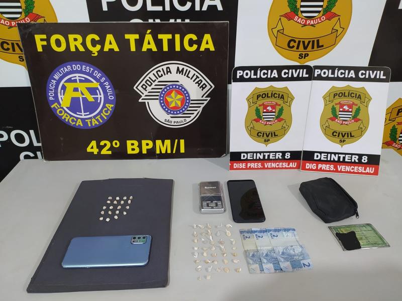 Em cumprimento de mandados, policiais recolheram 56 porções de crack e demais objetos