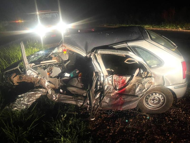 Automóvel bateu contra caminhão, que ainda se chocou contra cabeceira de ponte 