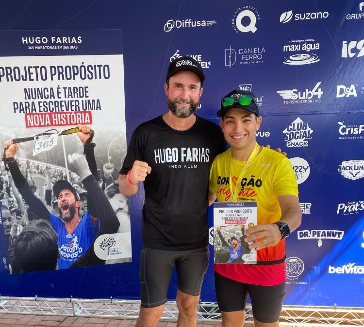 GABRIEL GIGANTE COM O RECORDISTA HUGO FARIAS, QUE CORREU UMA MARATONA POR DIA DURANTE UM ANO