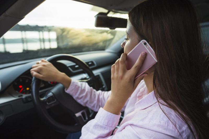 Qualquer que seja a conduta do motorista ao celular, usar ou manusear, caracteriza insegurança