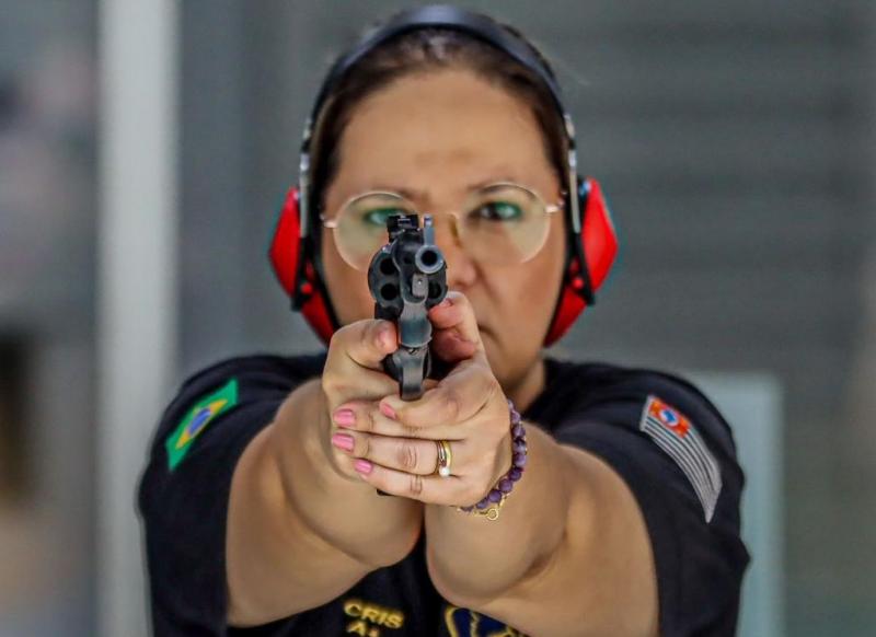 Cris Breda é atleta, coordenadora e instrutora de armamento e tiro