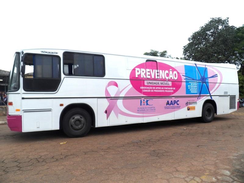 Com dois consultórios ginecológicos, ônibus conta com enfermeira para coleta dos exames
