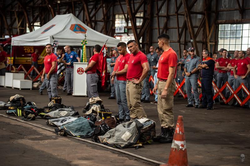 Bombeiros em ação, troca de experiências, de vivências de seus cotidianos profissionais