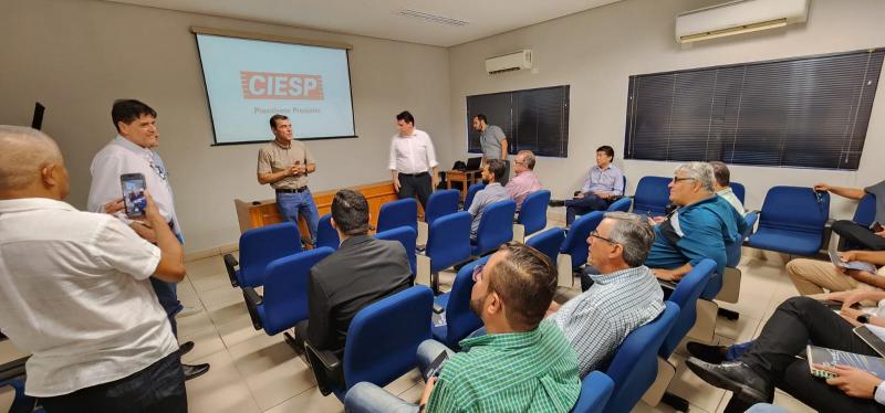 Empresários locais estiveram reunidos ontem para escutar diretrizes e propostas do diretor de Engenharia e Operações da (re)energisa, Fernando Costalonga