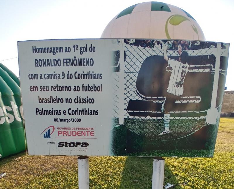 Placa do 1º gol de Ronaldo com a camisa do Corinthians se mantém até os dias atuais no Prudentão 