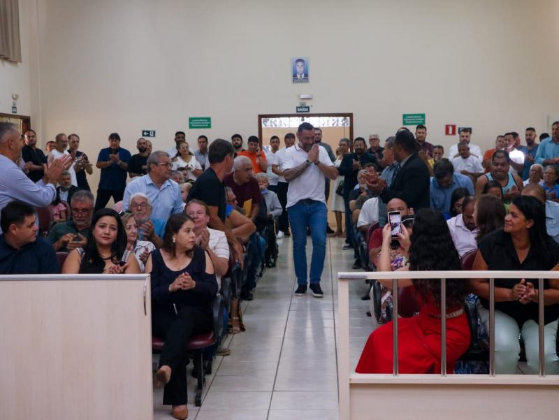 Deputado Federal, Fernando Marangoni (União Brasil), chega para a sessão solene; Câmara Municipal lotada para receber o homenageado