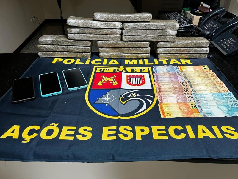 Droga estava dividida em 16 tabletes e foi localizada em veículo que saía de posto de combustível