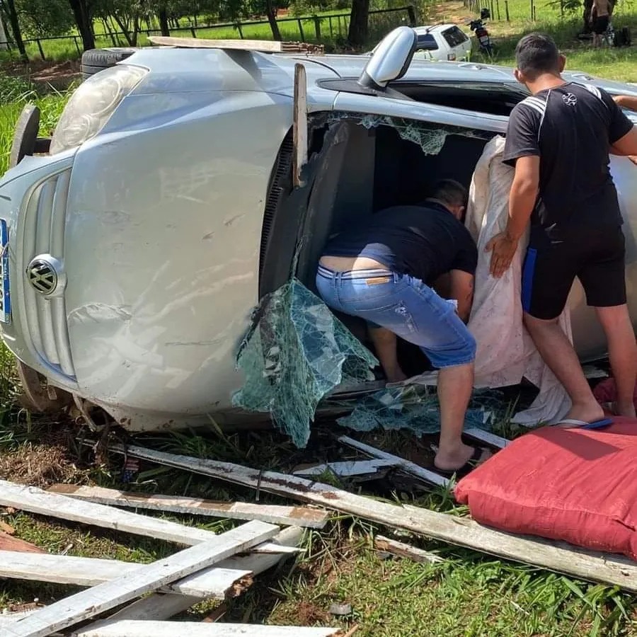 Carro da vítima capotou e ainda bateu contra uma cerca de madeira além do acostamento