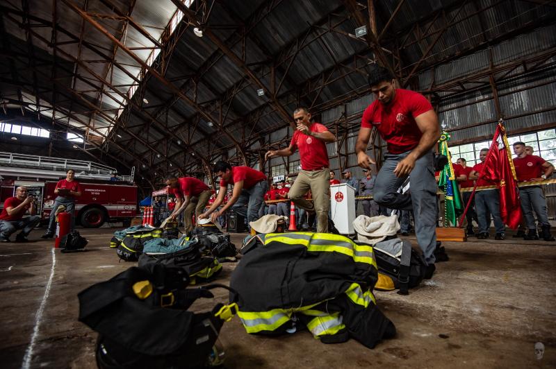 Bombeiros de Santo Anastácio em ação