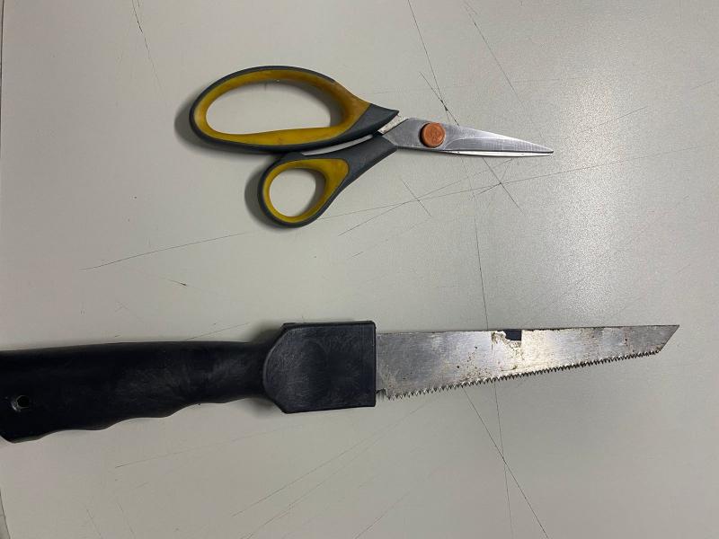 Indivíduo foi flagrado em posse de faca e tesoura, objetos com os quais teria intimidado a vítima