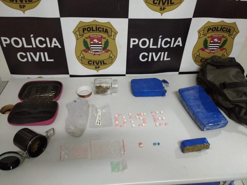 Quinze policiais civis apreenderam 1,5kg de maconha e haxixe e 38 comprimidos de droga sintética