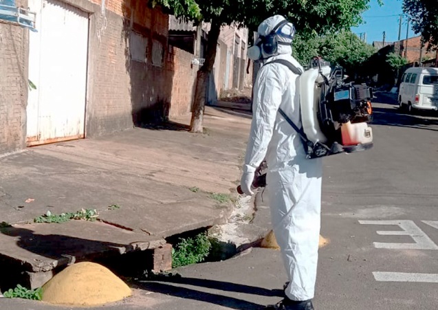 Bueiros também foram nebulizados durante as ações de combate à dengue desta semana