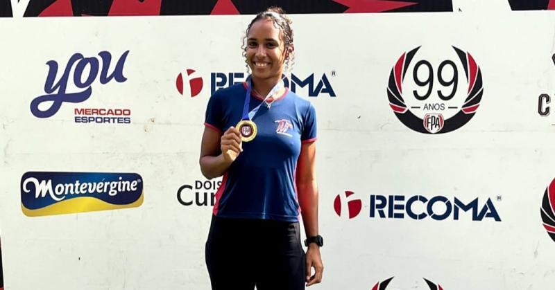 Rayssa Romão Rodrigues exibe feliz a sua medalha de prata