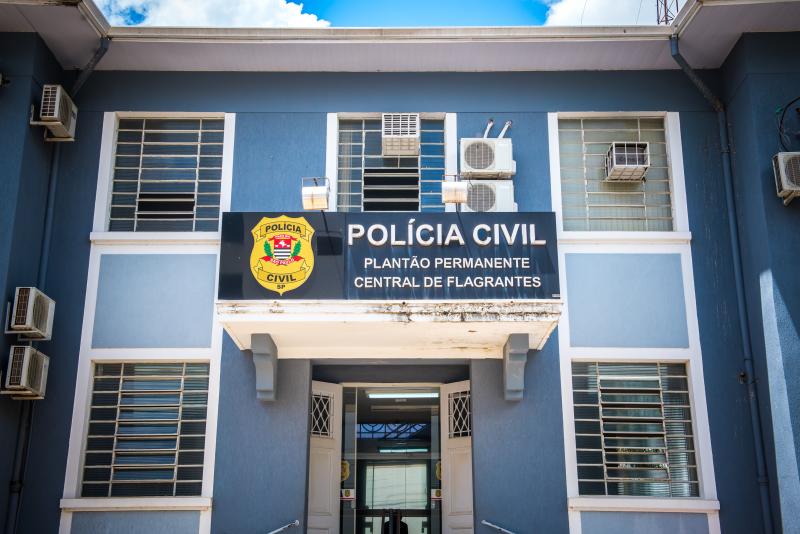 Faca usada no crime e celular do acusado foram apreendidos e apresentados à Polícia Civil