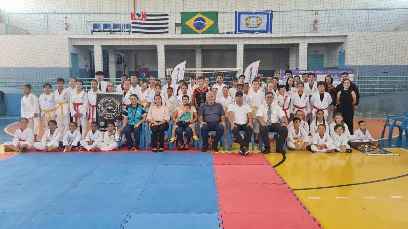 Participantes do torneio juntamente com os anfitriões, Projeto Jovens de Ouro de Narandiba