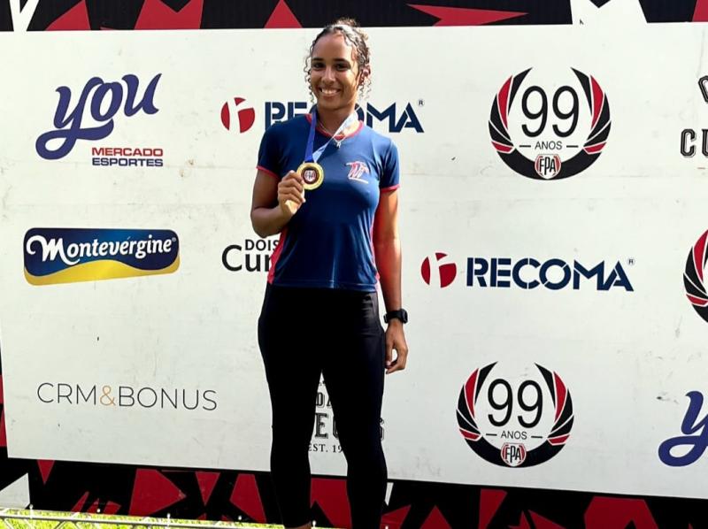 Rayssa Romão Rodrigues exibe feliz a sua medalha de prata