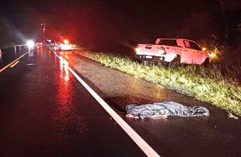 Homem foi atropelado por caminhonete quando foi atravessar a rodovia a pé