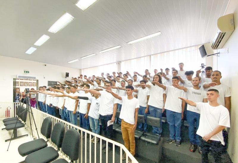 Durante cerimônia, jovens fizeram juramento à bandeira e receberam Certificado de Dispensa de Incorporação