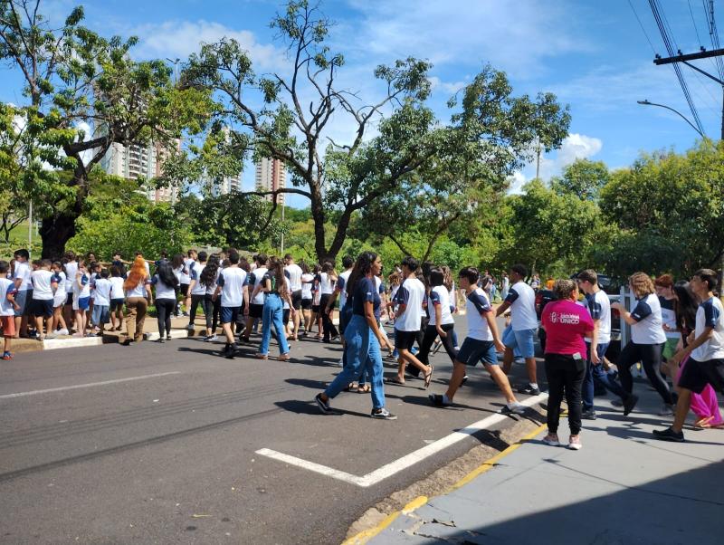 Diretora explica que treinamentos são para abandono rápido de prédio em caso de incêndio