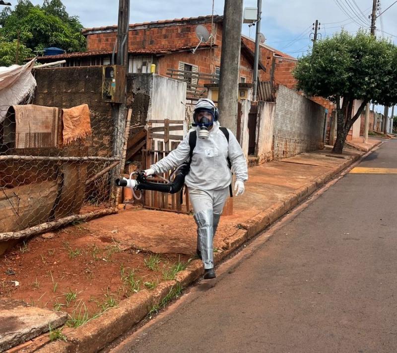 Agentes de Combate às Endemias fazem nebulização em Iepê, com foco nos bairros onde foram registrados casos de dengue