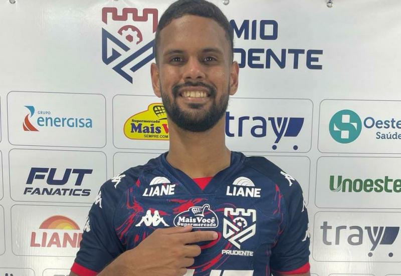 Zé Vitor, que estava no Concórdia (SC), tem 1,88 m de altura, é destro e, segundo ele mesmo, pode atuar tanto quanto 1º como 2º volante