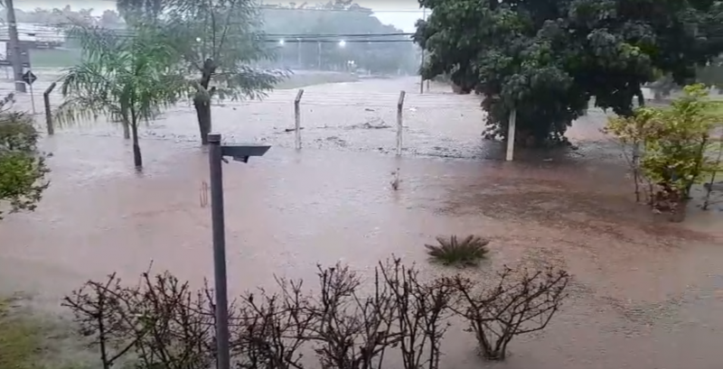 Chuva registrada nesta quinta-feira causou alagamentos na cidade