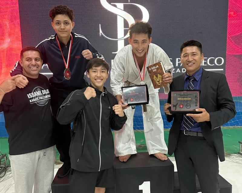 Pedro Bispo e Victor Ryu com companheiros de equipe e o sensei Adilson Nishimura (à dir.)