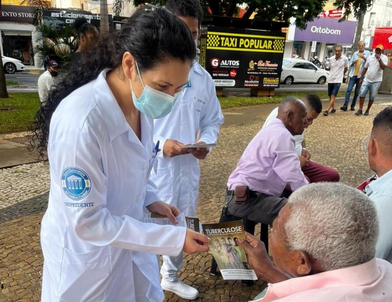 Nesta segunda, Praça Nove de Julho recebeu ação com orientações sobre tuberculose