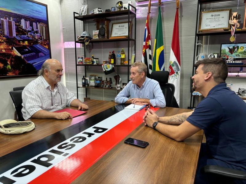 Ator foi recebido ontem pelo prefeito Ed Thomas e o secretário Yuri Reis