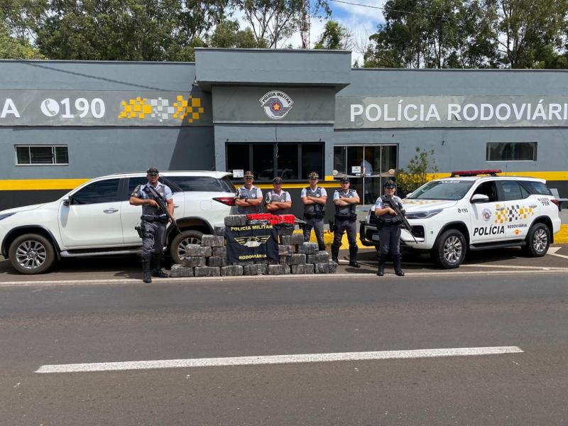 Utilitário com placas de Santa Catarina carregava 28 fardos de entorpecente