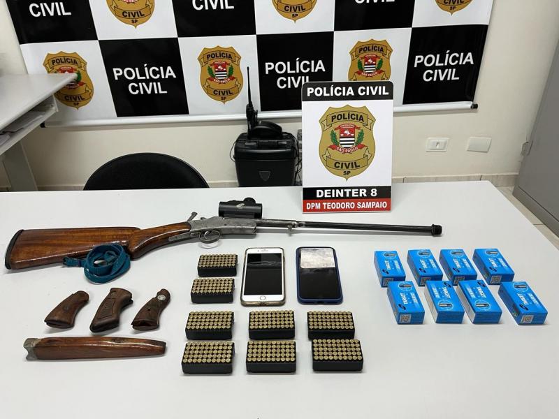 Espingarda, 400 munições e aparelhos de telefone celular foram apreendidos por policiais civis