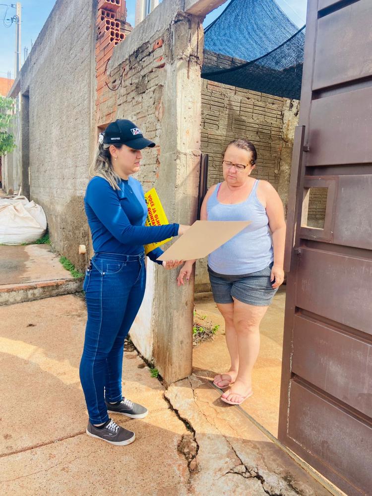 Agentes de saúde entregam calendário aos moradores de Iepê