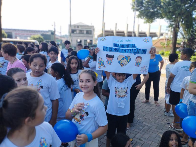 Apoiadores da causa levaram cartazes de conscientização durante caminhada