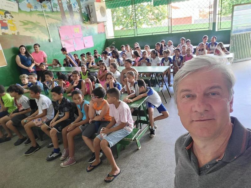 Prefeito Marcos Slobodticov (União Brasil) acompanhou a ação nas unidades escolares