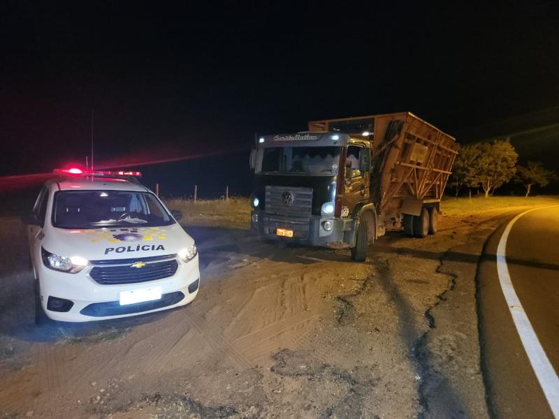 Abordagem a caminhão de cor vermelha, com placas de Ferreiros (PE), ocorreu na noite desta sexta-feira na SPA 000/563, em Teodoro